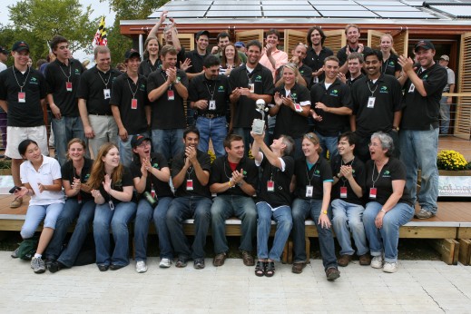 Photo of entire 2007 team in front of LEAFHouse on the National Mall.